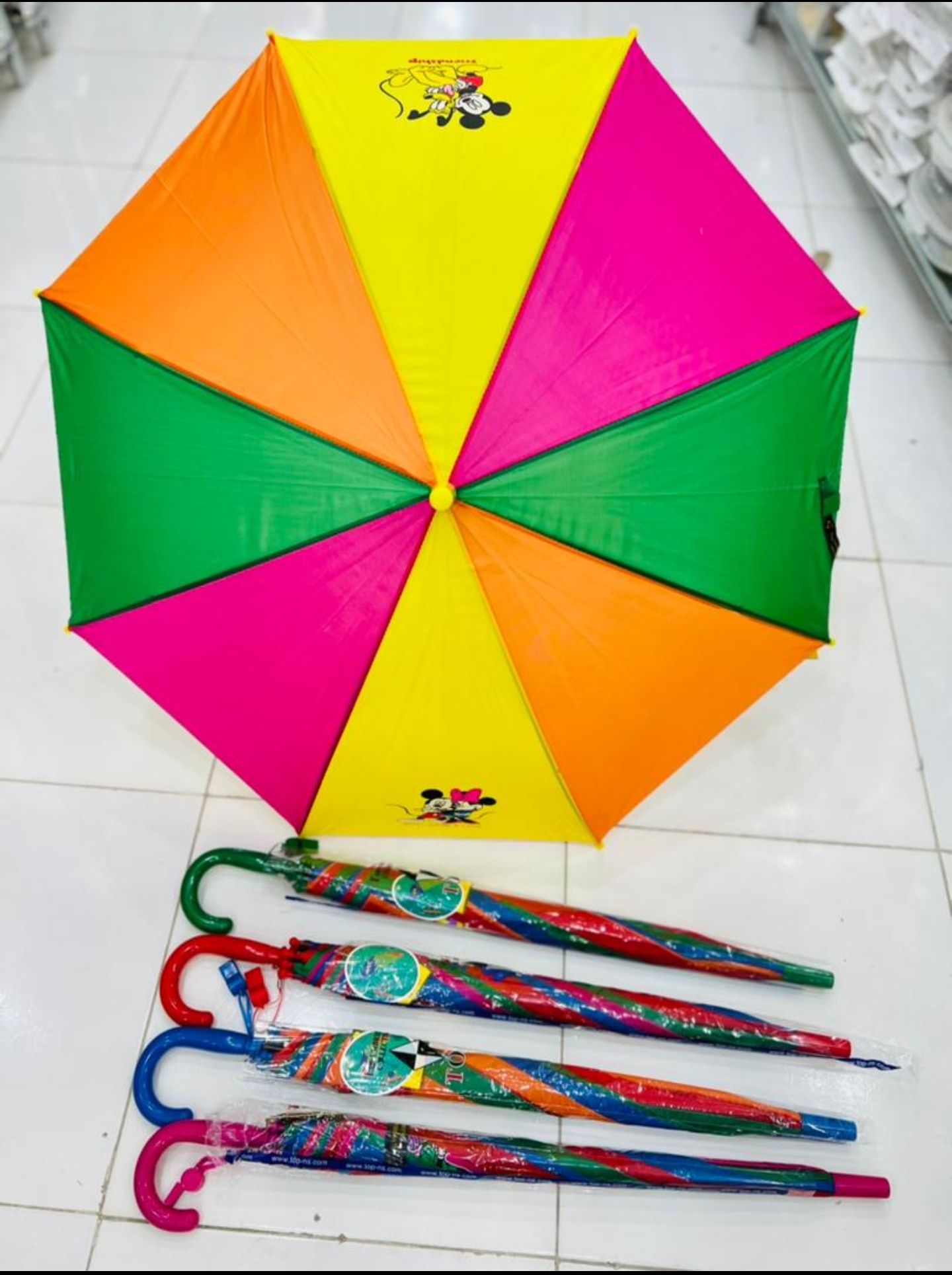 چتر بارانی رنگین کمانی