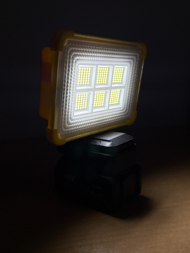 چراغ پروژکتور کمپ ۶ شبکه شارژی باتری خشابی مدل working lamp
