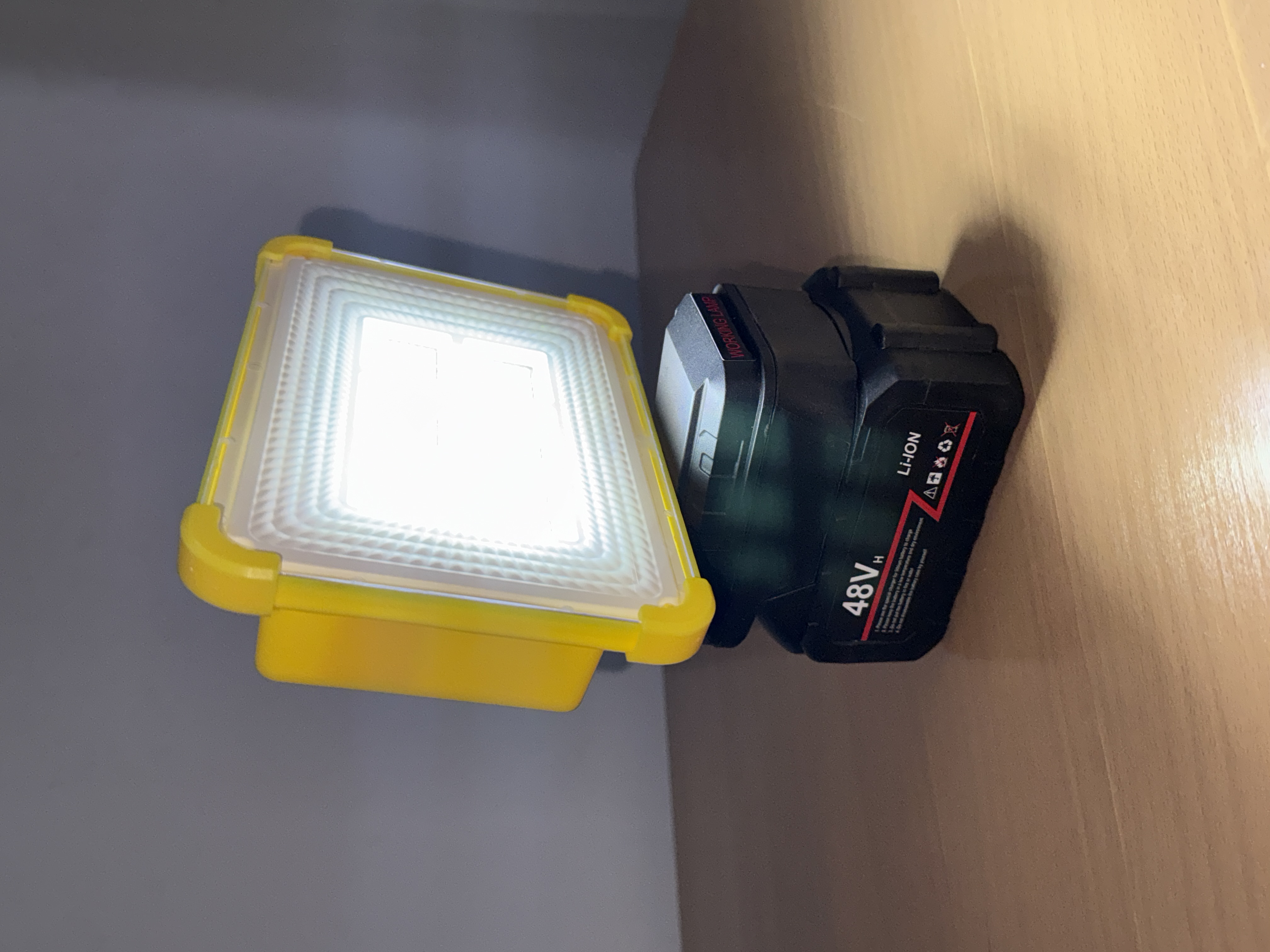چراغ پروژکتور کمپ ۶ شبکه شارژی باتری خشابی مدل working lamp