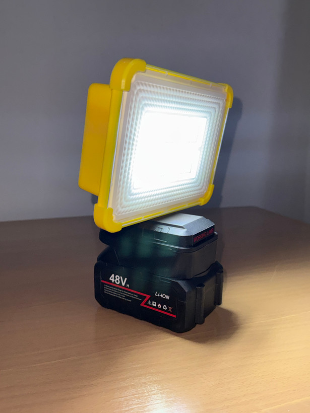 چراغ پروژکتور کمپ ۶ شبکه شارژی باتری خشابی مدل working lamp