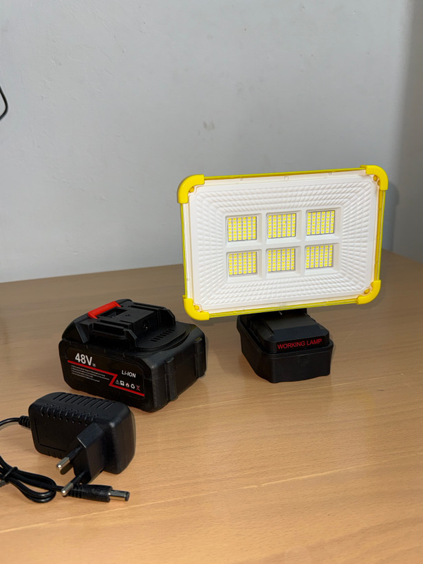 چراغ پروژکتور کمپ ۶ شبکه شارژی باتری خشابی مدل working lamp